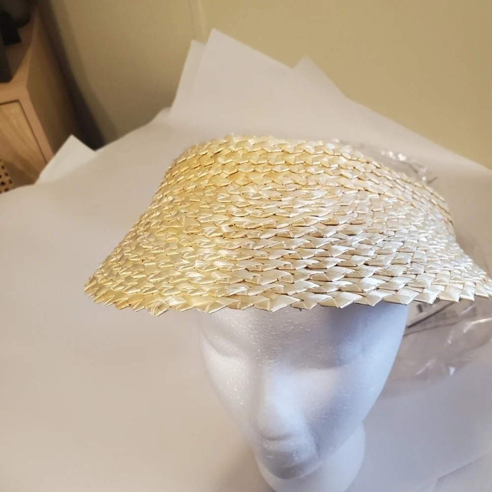 BEACH RIOT NWT. STRAW VISOR OS. VELCRO.